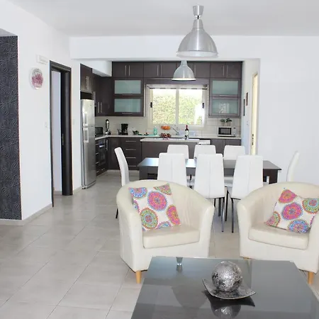 Villa Avrora 4 Bedroom In Pernera